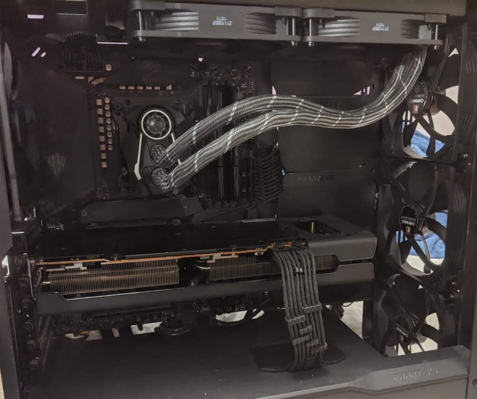Inside look of the case with the NF-A14 Chromax fans build in