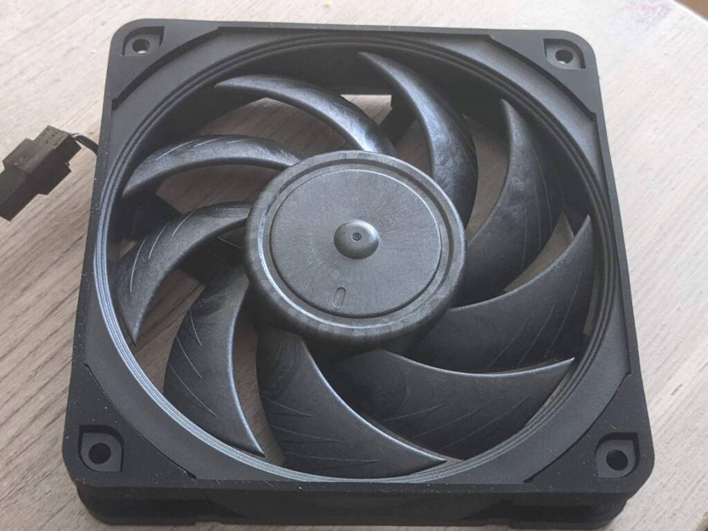 The included Anti-vibration gasket helps give the fan a tight seal to ensure optimized pressure.