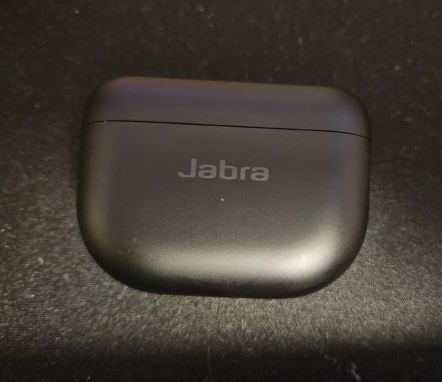 The Jabra elite 10 has a case that can be charged by wire or on a wireless pad